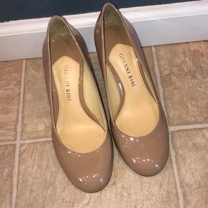 NWOT Gianni Bini Nude Heels!